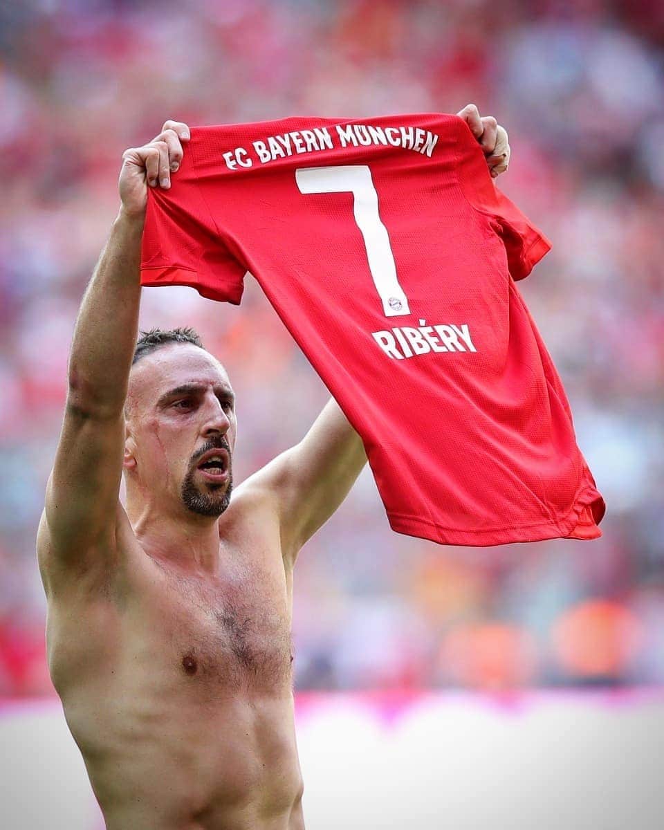 UEFAチャンピオンズリーグさんのインスタグラム写真 - (UEFAチャンピオンズリーグInstagram)「Perfect Munich goodbye for 𝑹𝑶𝑩𝑩𝑬𝑹𝒀 - Bundesliga champions! 🏆🥇⁣ ⁣ Where would you like to see Robben & Ribéry next? 😢」5月19日 6時15分 - championsleague