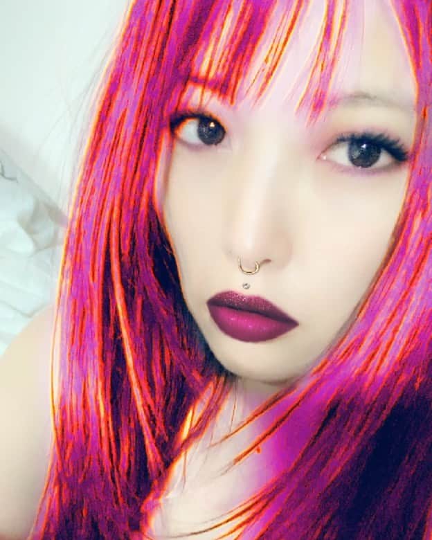 新村あかりのインスタグラム：「Snapchatでこんなカッコいい姐さんになれるフィルターあったよ❤︎」