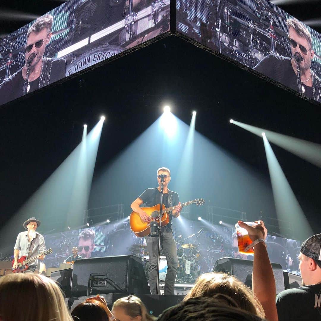 サマンサ・ドロークのインスタグラム：「Not a bad first concert for our little muffin 👼🏼 We couldn’t make it to stagecoach this year, but front row center at @ericchurchmusic was just as good! 🙌🏻 #countrymusic #ericchurch #babiesfirstconcert」