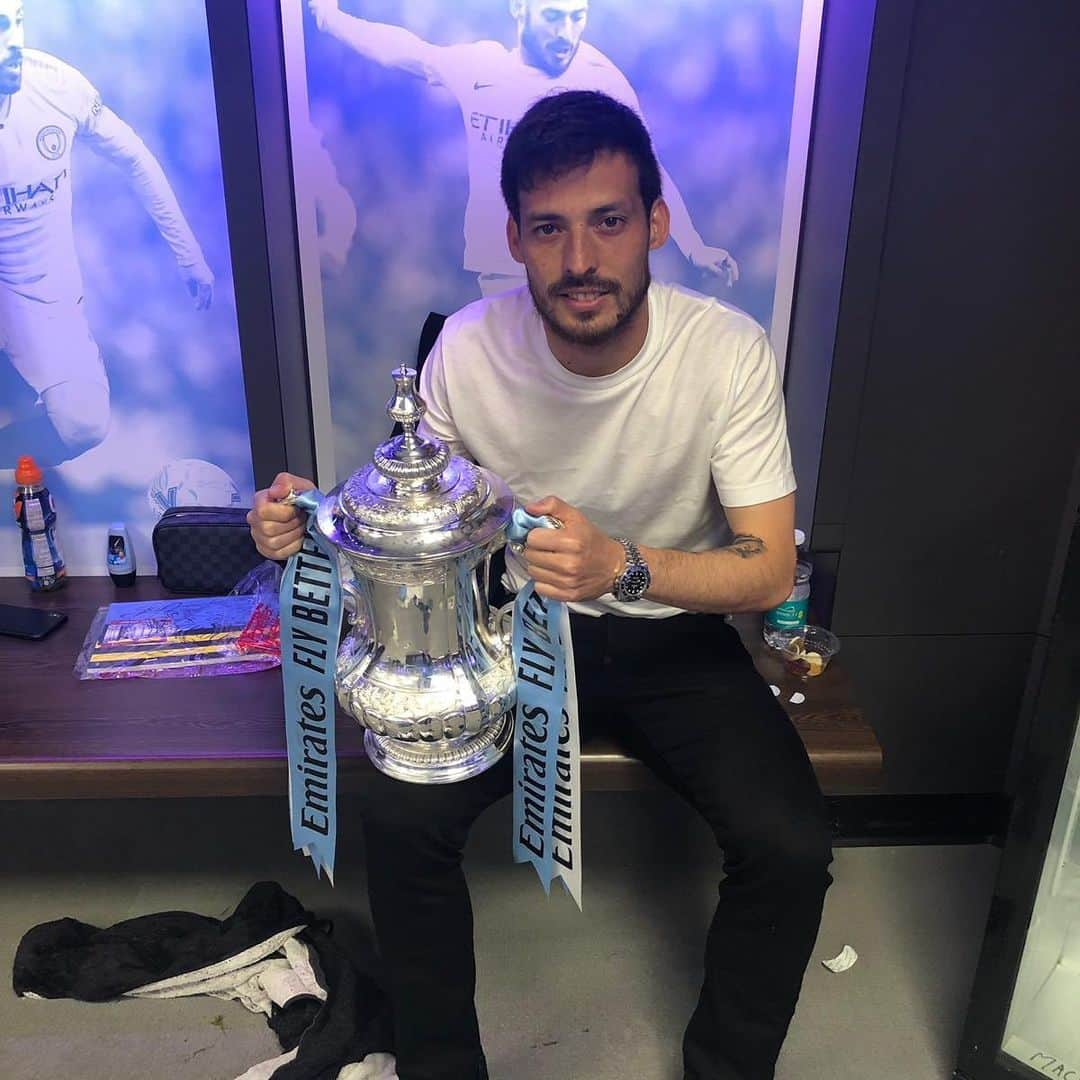 ダビド・シルバさんのインスタグラム写真 - (ダビド・シルバInstagram)「Glad to see you again!🏆🏆 #FaCupWinners」5月19日 6時09分 - david21lva