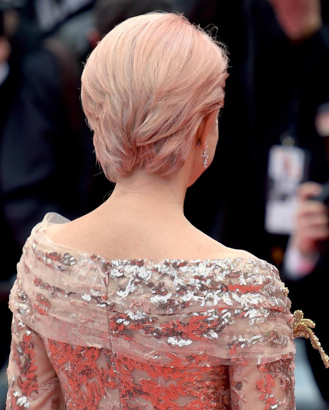 Just Jaredさんのインスタグラム写真 - (Just JaredInstagram)「@helenmirren, in @eliesaabworld, debuts her new pink hair at the Cannes Film Festival! #HelenMirren #CannesFilmFestival #ElieSaab Photos: Getty」5月19日 6時09分 - justjared