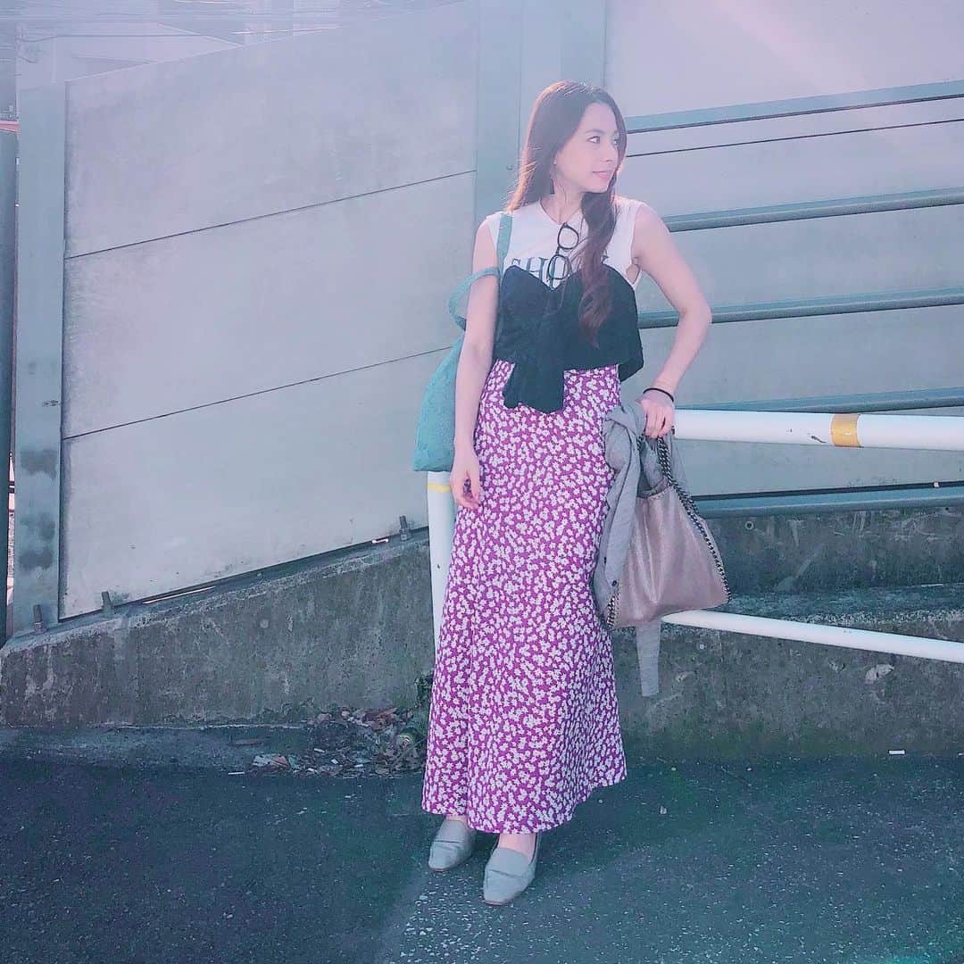 YUUKIさんのインスタグラム写真 - (YUUKIInstagram)「#ロングスカート 今年の春夏1番の優秀アイテム決定♡  身長が低くても、 トップスインでバランス取りやすいのね〜(^^)‼︎ @beautyandyouth_official  サイズや丈感がぴったりでお気に入り♡  #streetfashion #ootd #instafashion #cordinate #instagood #photooftheday #spring #summer  #低身長 #ミニーコーデ #152cmコーデ #花柄 #優秀アイテム #ヘビロテ #ペタンコ靴でもバランス良く #ウエストイン #デザイントップス @laymee_official  #サッカー送り出し完了  #二度寝するか迷う時間」5月19日 6時11分 - yuuki_._official