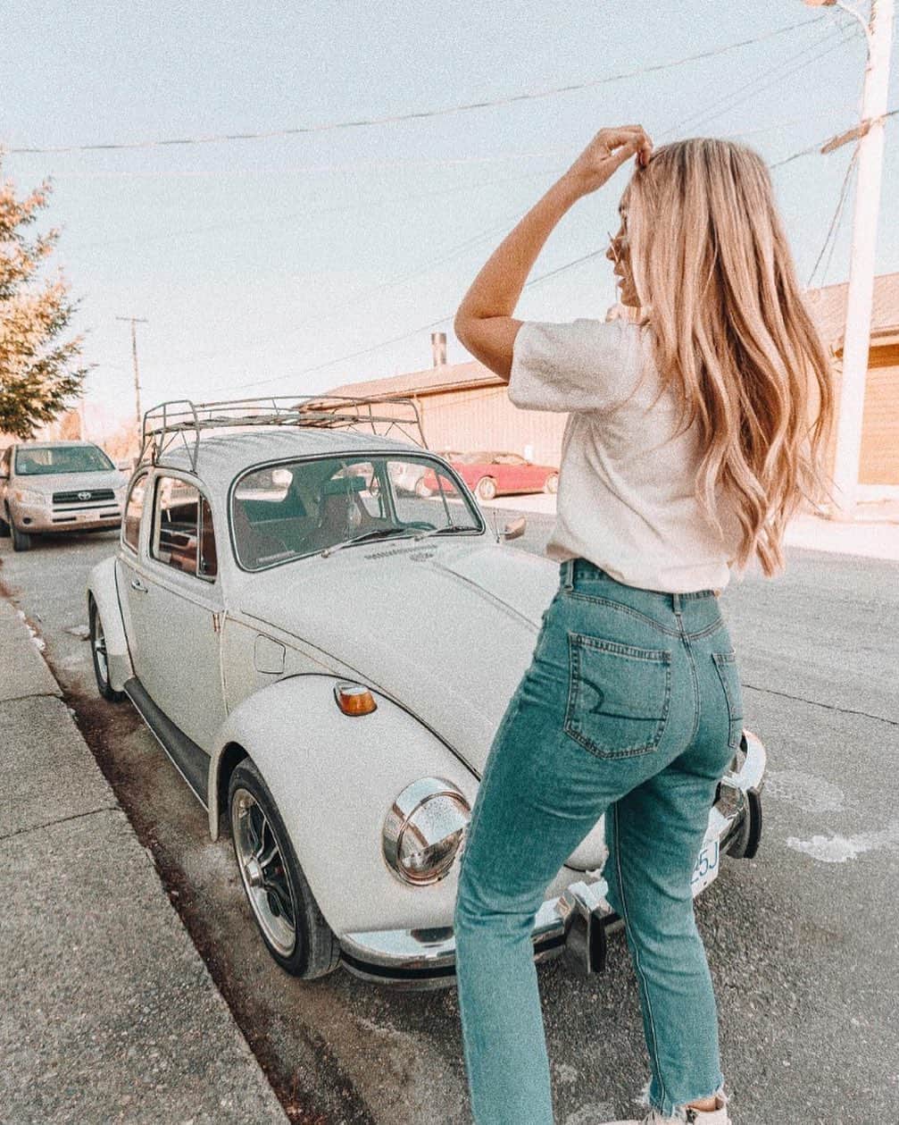 American Eagleさんのインスタグラム写真 - (American EagleInstagram)「Who wants to take a road trip? 🚗💨 @baileymarshall #AExME #AEjeans」5月19日 6時25分 - americaneagle