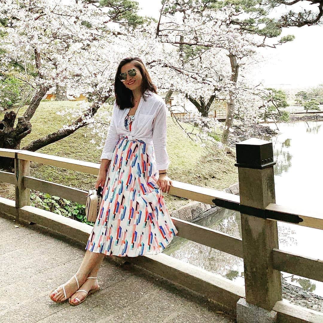 ユミキムさんのインスタグラム写真 - (ユミキムInstagram)「Saturdays are for strolling.  @chicwanderluxe enjoying fresh blooms in the Split Screen print Pretty Woman Dress.  #ykmyway #perfectweather #saturdays #YumiKim」5月19日 6時21分 - yumikim