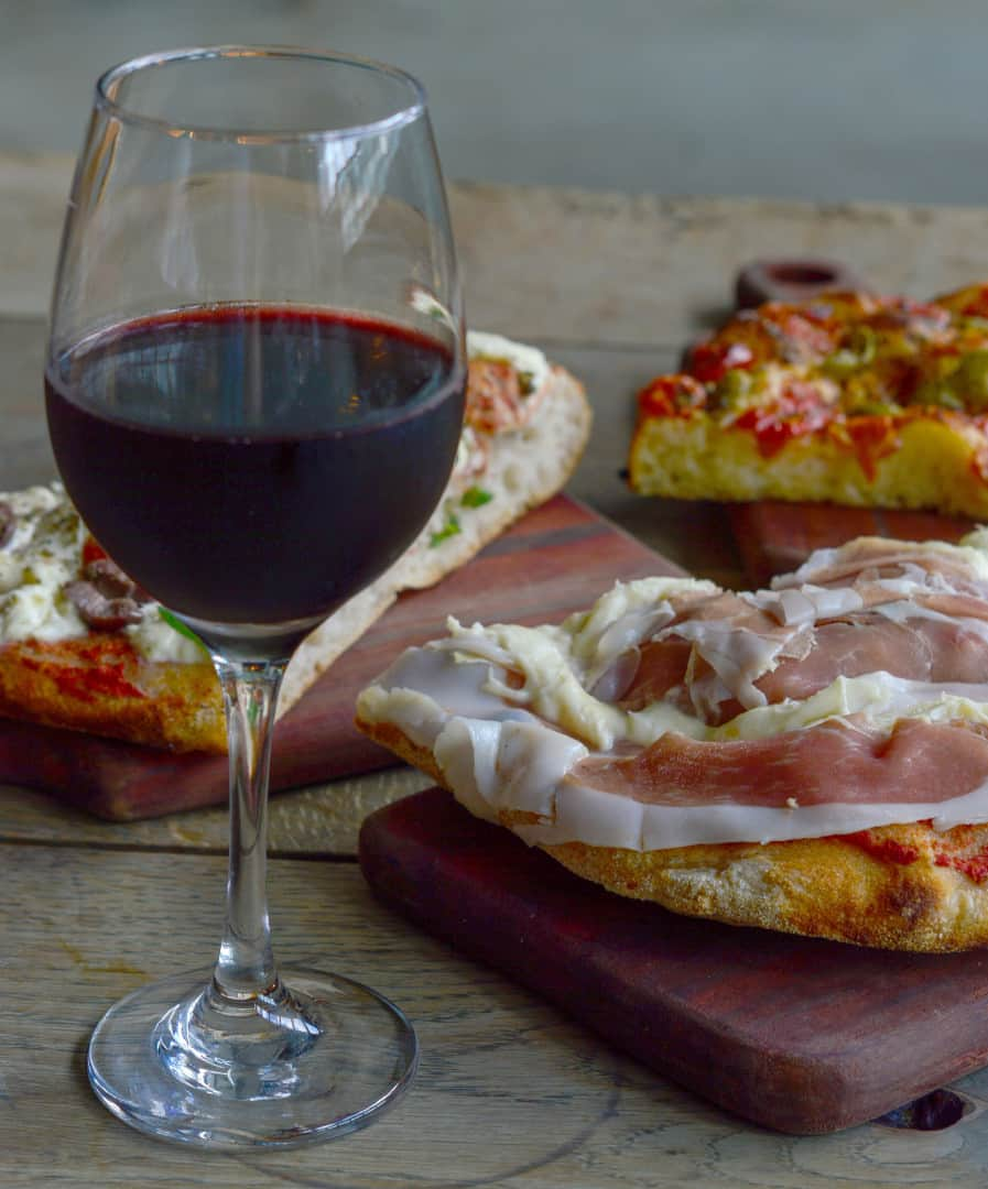 Eataly Brasilさんのインスタグラム写真 - (Eataly BrasilInstagram)「Quem não gosta de um bom vinho e uma Pizza Romana? Para provar essa combinação, é só chegar aqui no Eataly perto da Risotteria, onde você encontra o nosso bar de vinhos da @grandcruvinhos com diversos rotulos italianos e nossa Pizza Romana, que segue a tradiconal receita de Roma. Vem aqui para escolher o seu!  #EatalySP #SouEatalyano」5月19日 6時30分 - eatalybr