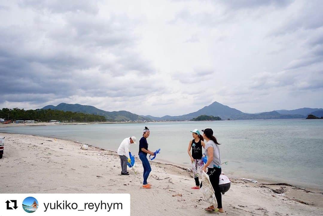 のインスタグラム：「素晴らしい #Repost @yukiko_reyhym with @get_repost ・・・ Thanks earth🌏 🙏💖 #beachclean . @__sea_star__ 月一ビーチクリーンにご参加頂きありがとうございました✨🙏 今回も笑いの絶えない😂時間でした🌈 次回は6月22日(土)です😁 お気軽にご参加お待ちしています✨ . #海が好き #海よありがとう #surf #wellbeing #friends  #wakasawadabeach」