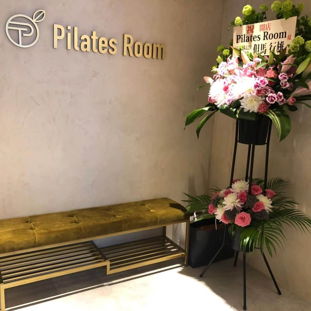 千吉良恵子さんのインスタグラム写真 - (千吉良恵子Instagram)「#昨日 #pilatesroom#ピラティス#体幹トレーニング#エクササイズ #レセプションパーティーに #学芸大学#駅2分✨#駅近🌟#ご近所さん #お祝いのお花がたくさん❣️ @ayamaru.diary #丸山絢華 @michiko.life #藤原美智子 @jonny.maru #丸山智路 #千吉良恵子#cheekone  昨日は学芸大学の友人のピラティスのオープンレセプションパーティーに🎉  広くてセンス抜群✨の空間でピラティスが出来るなんて今から楽しみ❣️ 2枚目はオーナー&ピラティスインストラクターの丸山絢華ちゃんと藤原美智子さんとパチリ📸✨ なんと彼女の旦那様はは藤原美智子さん率いるヘアーメイク軍団『ラドンナ』の丸山智路さん✨（私の後輩でもあります）の奥様✨太陽の様に明るくてお肌ツルツルで可愛い😍💕 素敵なご夫婦です☺️🍀 また一つ学芸大学に素敵な空間が生まれました✨」5月19日 7時08分 - chigirakeiko