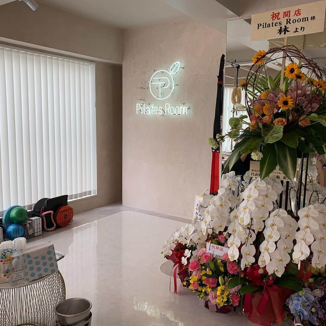 千吉良恵子さんのインスタグラム写真 - (千吉良恵子Instagram)「#昨日 #pilatesroom#ピラティス#体幹トレーニング#エクササイズ #レセプションパーティーに #学芸大学#駅2分✨#駅近🌟#ご近所さん #お祝いのお花がたくさん❣️ @ayamaru.diary #丸山絢華 @michiko.life #藤原美智子 @jonny.maru #丸山智路 #千吉良恵子#cheekone  昨日は学芸大学の友人のピラティスのオープンレセプションパーティーに🎉  広くてセンス抜群✨の空間でピラティスが出来るなんて今から楽しみ❣️ 2枚目はオーナー&ピラティスインストラクターの丸山絢華ちゃんと藤原美智子さんとパチリ📸✨ なんと彼女の旦那様はは藤原美智子さん率いるヘアーメイク軍団『ラドンナ』の丸山智路さん✨（私の後輩でもあります）の奥様✨太陽の様に明るくてお肌ツルツルで可愛い😍💕 素敵なご夫婦です☺️🍀 また一つ学芸大学に素敵な空間が生まれました✨」5月19日 7時08分 - chigirakeiko