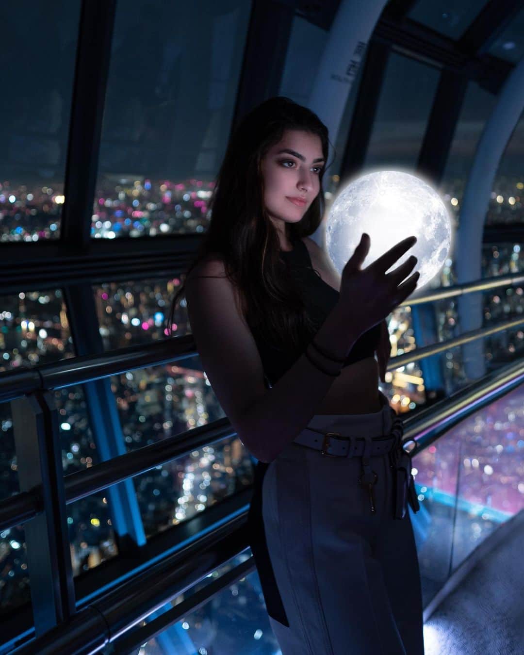 レイチェル・レビンのインスタグラム：「I know you all are probably thinking “wow she’s holding the moon in her hand” but I’m here to shock you all and say it’s actually photoshop! Swipe to see the before picture! (Edited by @liquidverve )」