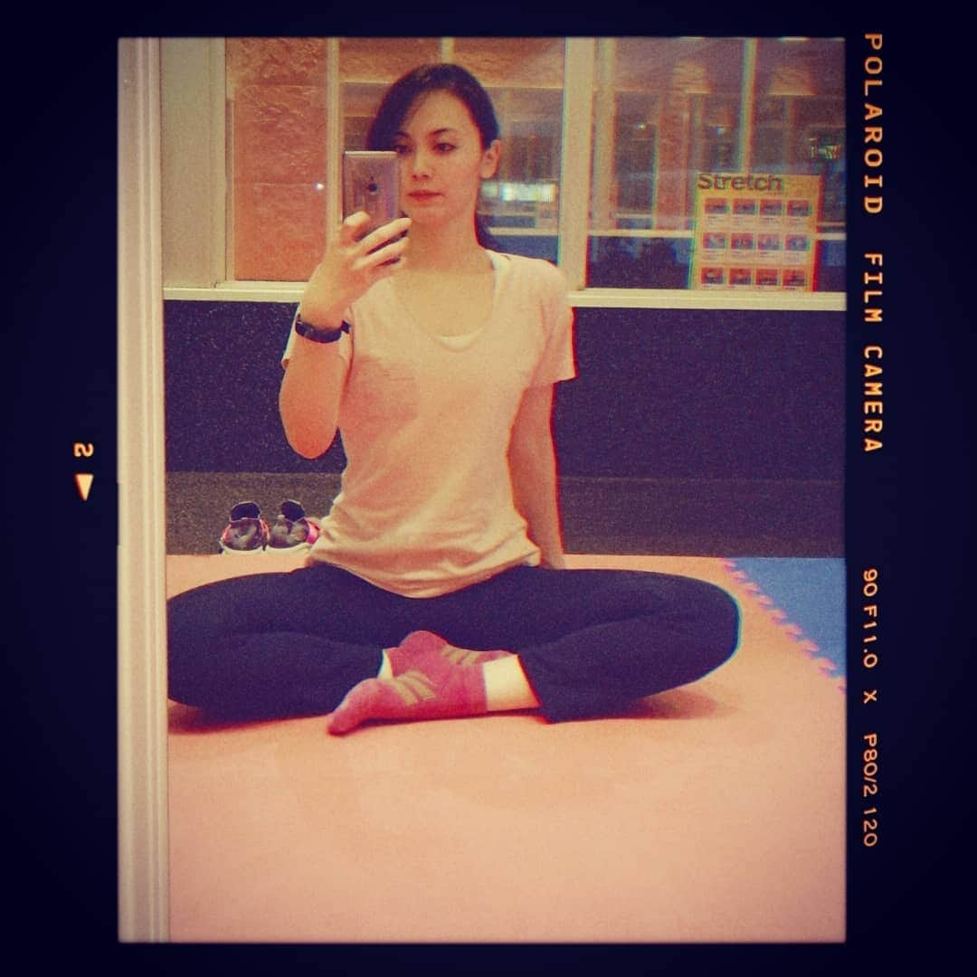 富永沙織さんのインスタグラム写真 - (富永沙織Instagram)「Gym🌈Stretch time😊⭐ ・  #gym #goldgym  #stretch  #stretchtime  #workout  #physicaltraining  #timetofaceyourself #フィジカルトレーニング  #やってます  #ジム  #ストレッチ  #ワークアウト  #筋トレ  #トレーニング  #シューズ は #マネージャー に #もらった  #自分 と #向き合う時間  #スマートウォッチ を #最近  #買いました  #自分磨き」5月19日 7時01分 - saori_tominaga