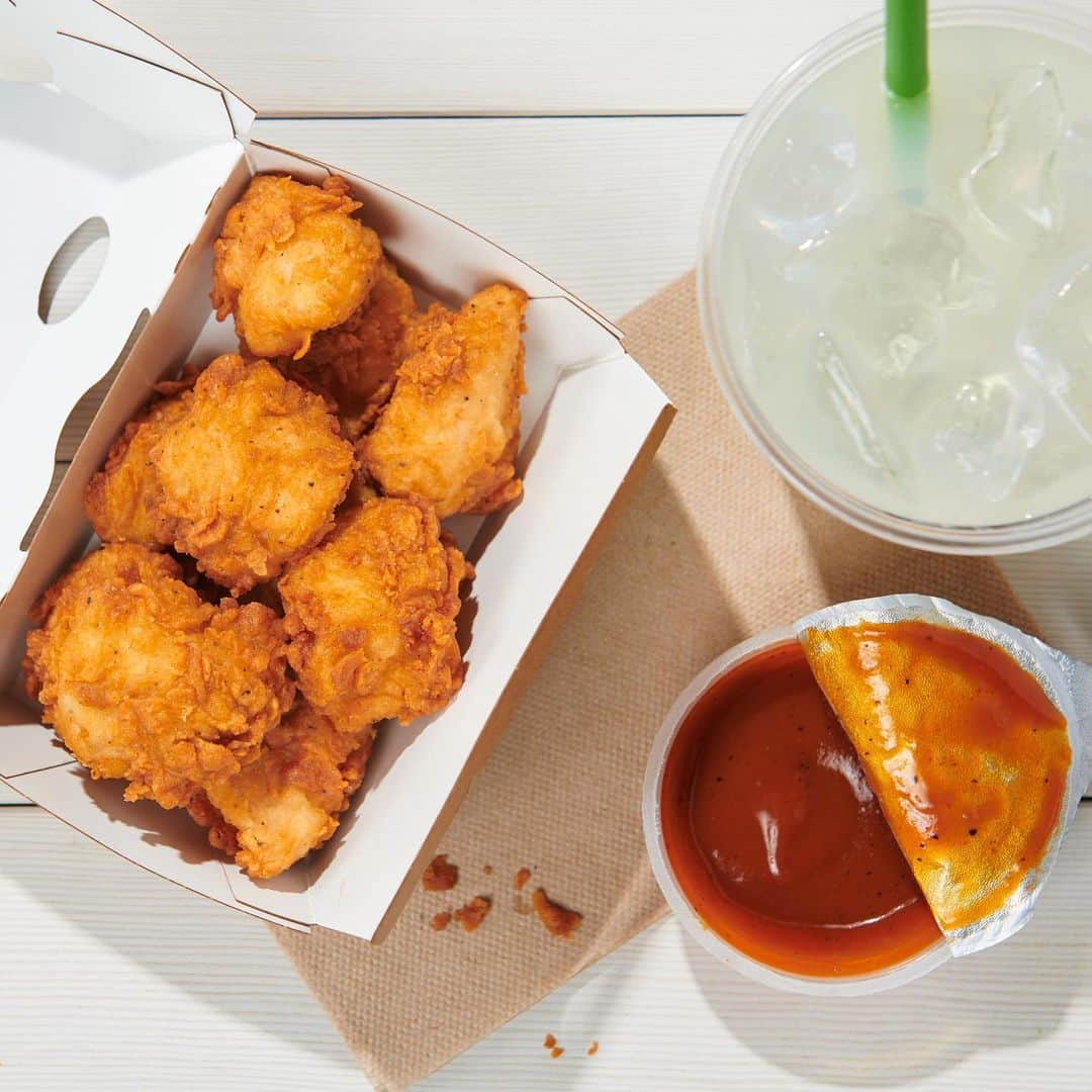 SHAKE SHACKさんのインスタグラム写真 - (SHAKE SHACKInstagram)「Crispy pieces of hand-breaded chicken breast. All-natural. Antibiotic-free. Fresh, never frozen. Our Chick’n Bites aren’t your average nuggets. 👌 #shakeshack」5月19日 7時17分 - shakeshack