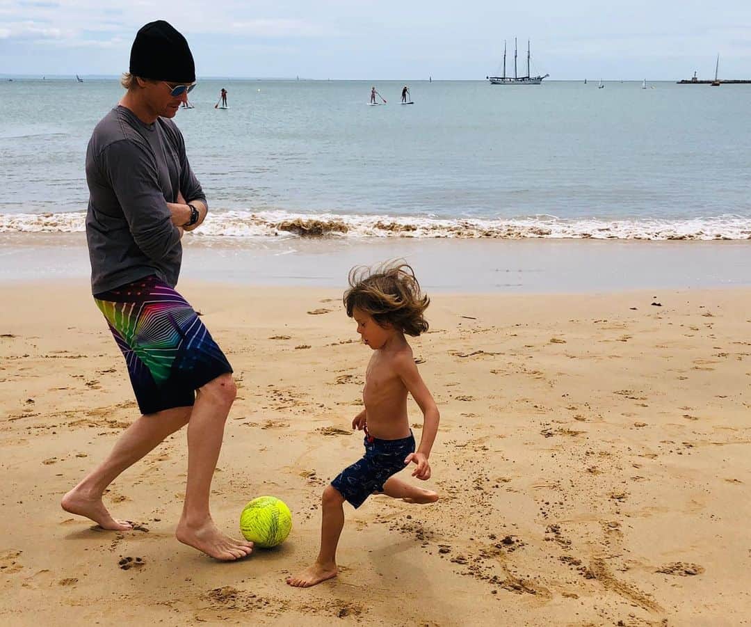 ダニエラ・ルーアさんのインスタグラム写真 - (ダニエラ・ルーアInstagram)「Taking these energy balls out for the day... . A dar liberdade a estas bolas de energia... . #beach #portugal #kids #football #futebol #familytime #mama #dada #siblings #weekend @chiccoportugal #chiccoportugal」5月19日 7時18分 - danielaruah