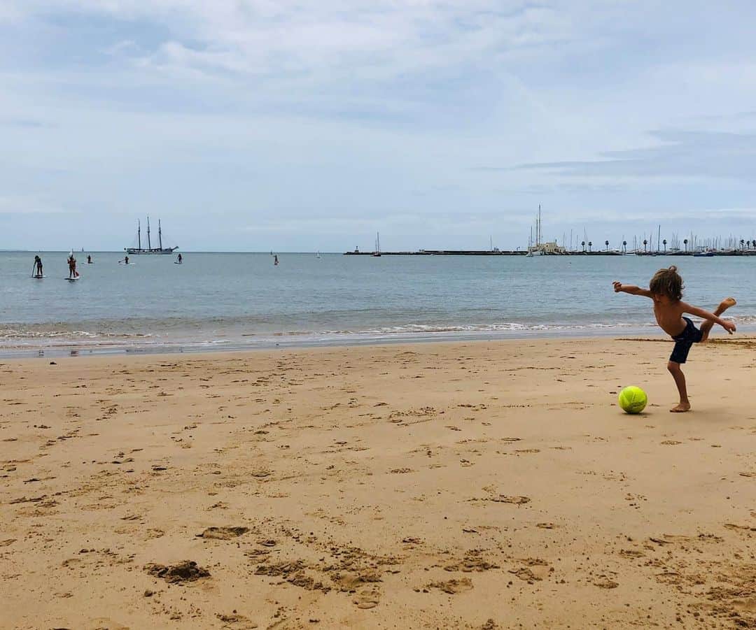 ダニエラ・ルーアさんのインスタグラム写真 - (ダニエラ・ルーアInstagram)「Taking these energy balls out for the day... . A dar liberdade a estas bolas de energia... . #beach #portugal #kids #football #futebol #familytime #mama #dada #siblings #weekend @chiccoportugal #chiccoportugal」5月19日 7時18分 - danielaruah