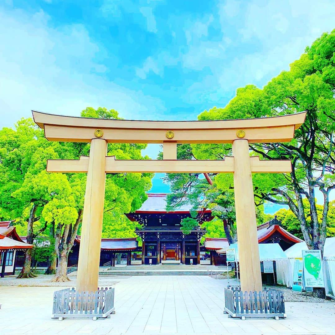 のインスタグラム：「今朝の 原宿表参道は曇りのち晴れ…☀️ 清々しくさわやかな五月晴れの朝🌅 朝ラン&ウォークは快調でした…🏃‍♂️👟 さて 本日のYOKANは 午前中は アレンジ&素材レコーディング…🎹🎸🎺🎷♬ 午後からは 基本…のんびりしつつ…😇 ・本日分の宿題ノルマ…✏️🎹🎸🎼 ・自己練習 ・楽器のメンテナンス ・断捨離&お掃除レンジャー ・ゆっくり読書もしたい いずれかを 楽しみながらがんばりまーす✌️ みなさま 笑顔でステキな1日を…💓 #harajuku #omotesando #原宿 #表参道 #tokyo #japan #morning #朝 #朝ラン #running #walking #ウォーキング #晴れ #五月晴れ #OhaYOKAN #streetart #街角アート #Shrines and temples #神社仏閣 #明治神宮 #meijijingu #torii #toriigate #鳥居 #インスタ映え #instagram #instadaily #笑顔でステキな1日を💓」