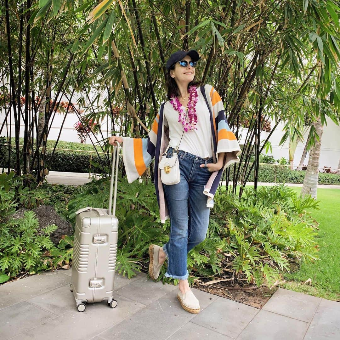 カミーラ・ベルさんのインスタグラム写真 - (カミーラ・ベルInstagram)「Officially vacating ✔️ Officially lei’d ✔️ #vacationmode #camillastravels #aloha」5月19日 7時35分 - camillabelle