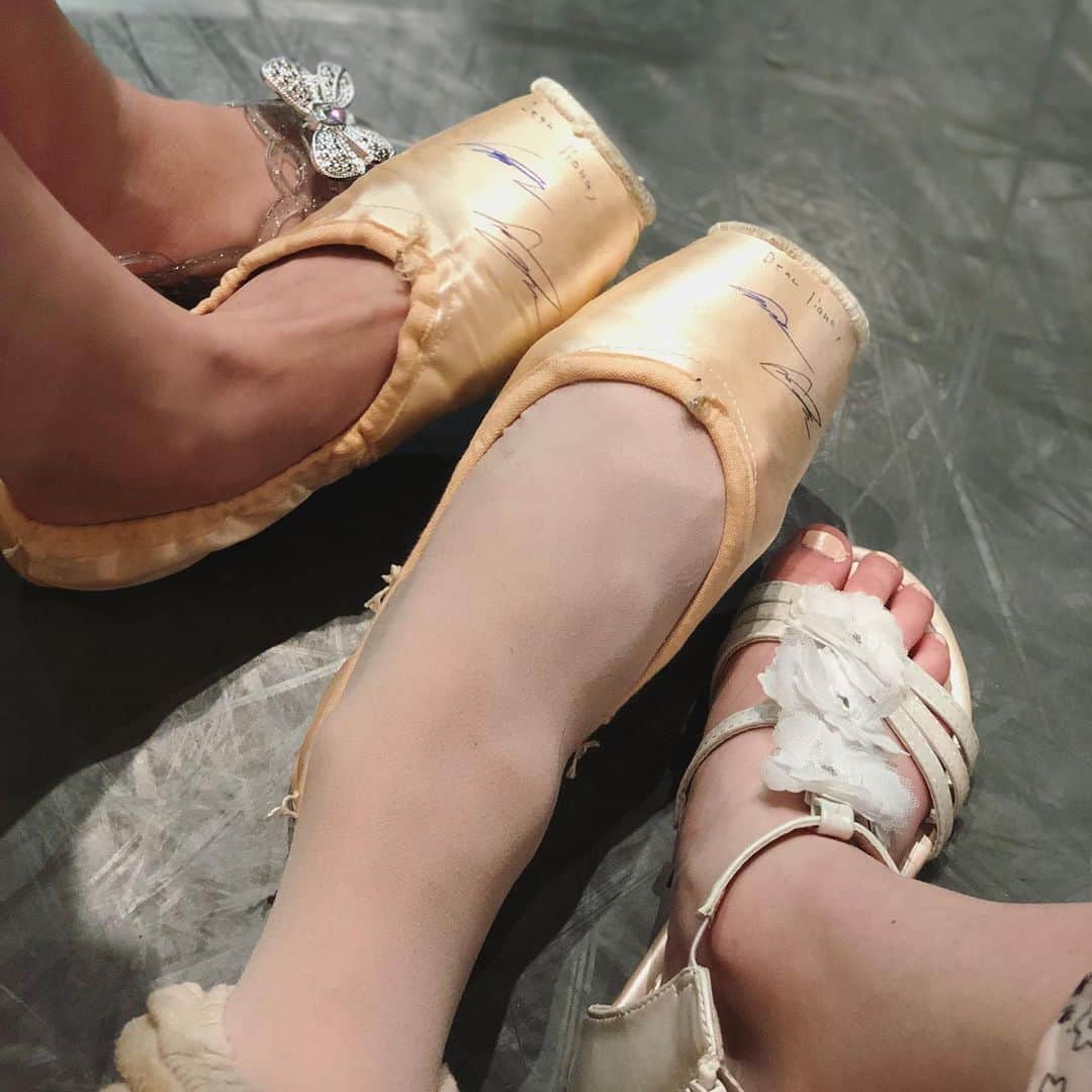 倉永美沙さんのインスタグラム写真 - (倉永美沙Instagram)「Thank you for coming to see me 💕 4 little feet 👣 ボストンまで来てくださってありがとうございます😊 #cinderella #feet #pointeshoes #love #ballet #ballerina #stage #ballerinalife #happy #happiness #dance #art #幸せ #バレエ #バレリーナ #rehearsal #travellife #work #感謝 #myshoe #トウシューズ」5月19日 7時27分 - misakuranaga