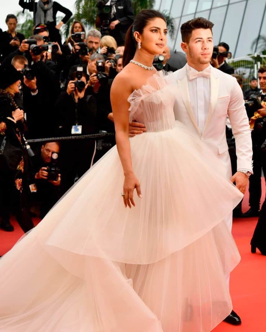 Vogue Italiaさんのインスタグラム写真 - (Vogue ItaliaInstagram)「Keep following our updates about @festivaldecannes. Here’s @priyankachopra and @nickjonas attending the screening of ‘The best years of a life’ at the 72nd annual Cannes Film Festival. #Cannes2019 #PriyankaChopra #NickJonas」5月19日 7時29分 - vogueitalia