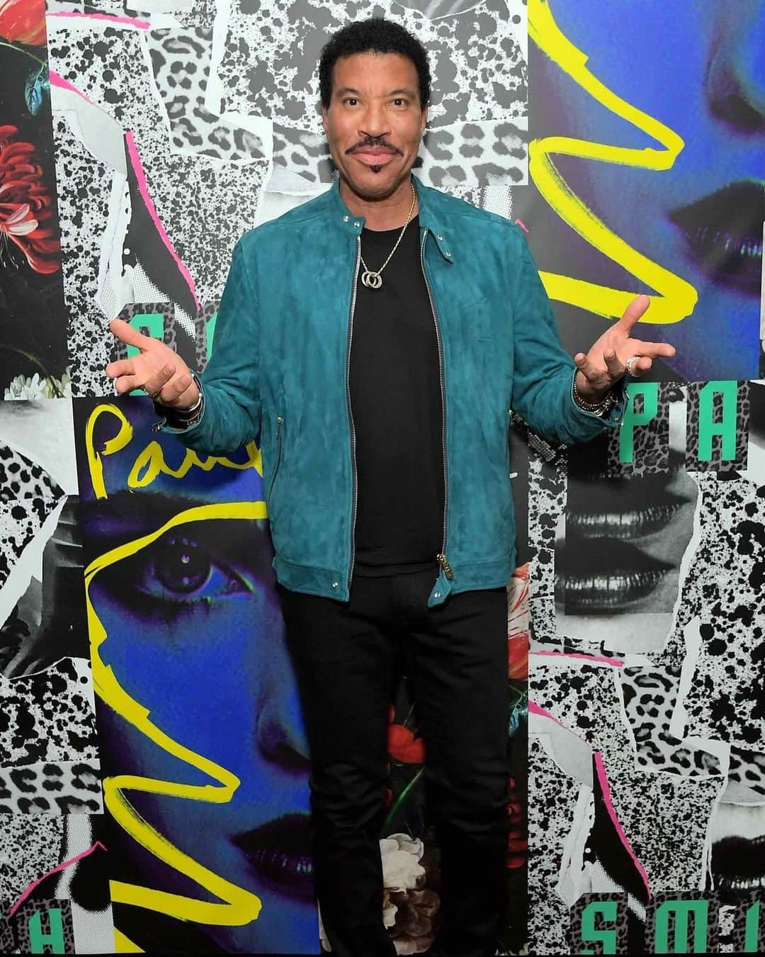 GQさんのインスタグラム写真 - (GQInstagram)「Professional party-starter and ageless wonder Lionel Richie knows how to turn an ordinary outfit into a memorable one. His preferred move? A very very good teal jacket. See 4 more advanced style moves for your next night out at the link in bio.」5月19日 7時43分 - gq