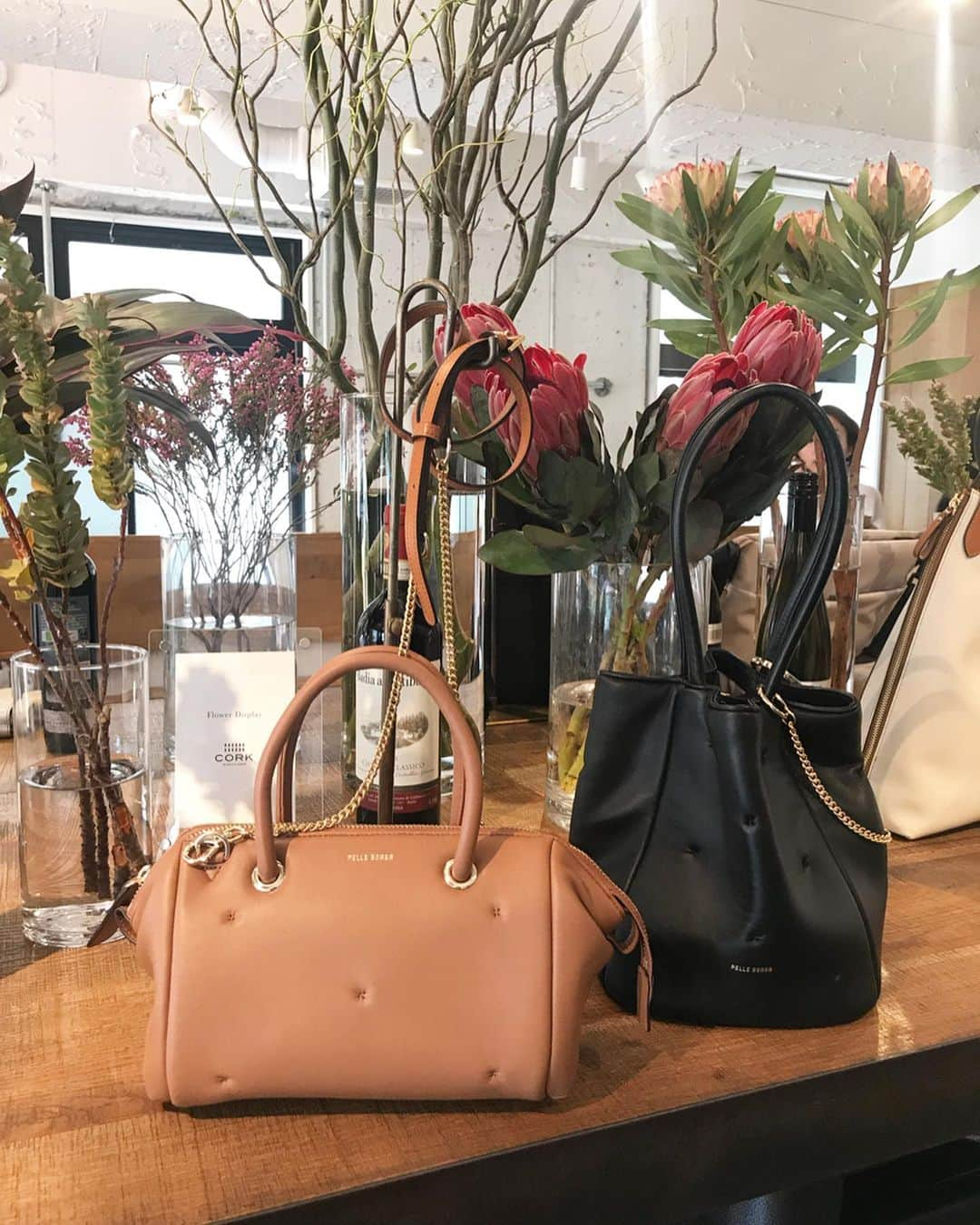 宮田綾子さんのインスタグラム写真 - (宮田綾子Instagram)「ハイヒールLOVERS Ayako⁑  ペレボルサ2019AW展示会へ👜 @pelleborsajapan  このブラウンのバッグに一目惚れ😍シープレザーで柔らかくてフワフワの手触りなの 発売が待ち遠しい〜〜 どれもオシャレなバッグばかり💕  #tshirt #forever21  #skirt #17kg @17kg_official  new✨ #bag #pelleborsa #sneakers #katespade  new✨  #ハイヒールLOVERS #宮田綾子 #ペレボルサ #バッグ #熟成果実酢curve #cork #2019aw #お洒落さんと繋がりたい #code #プリーツスカート #ロングスカート #スニーカー #スニーカー女子 #スニーカーコーデ #ケイトスペード #ホワイトコーデ #イチナナキログラム」5月19日 7時37分 - ayako__miyata