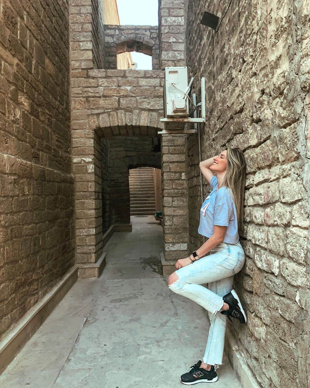 のインスタグラム：「A felicidade não está no fim da jornada, e sim em cada curva do caminho que percorremos para encontrá-la! 🙏🏼✨☺️🏛😍🇦🇿❤️ #happiness #love #trip #baku #azerbaijan #tourist #oldbaku #smile」