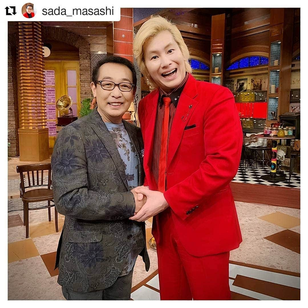 カズレーザーさんのインスタグラム写真 - (カズレーザーInstagram)「令和時代最高の神回。 三億円事件解決とか徳川埋蔵金発見とかガンダム大地に立つとかのレベルの神回。  #人間は二種類に分けられる #さだまさしが好きな人 #と #これからさだまさしを好きになる人 # #Repost @sada_masashi (@get_repost) ・・・ カズレーザーさんと📸 明日のテレビ📺 「関ジャム 完全燃SHOW」テレビ朝日系 ５月１９日（日）２３：１０～２４：０５ . #カズレーザー  #さだまさし #sadamasashi #関ジャム完全燃show」5月19日 8時09分 - kazlaser