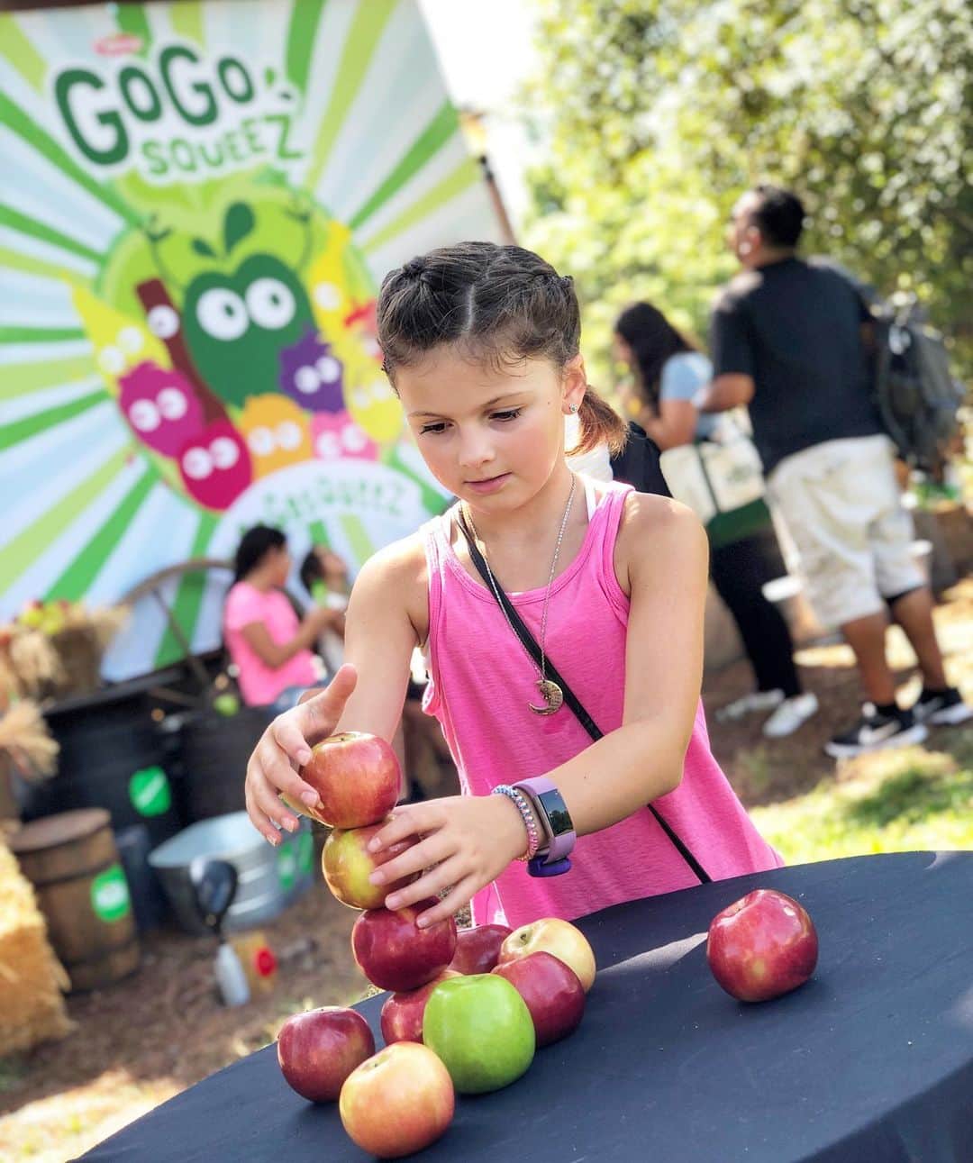 Angie Keiserのインスタグラム：「I’m fairly certain our family came in dead last in the #BeTime challenge we attended this week with @gogosqueez 😂 See, the idea behind #BeTime is that kids get to just be kids and play how they want to play. Fewer scheduled/structured activities and more encouragement of kids using their own imaginations and letting their creativity run wild - an idea that we are TOTALLY on board with ❤️ ⁣ ⁣ Several families were invited and there were TONS of activities set up for the kids to do, as they liked. There was also a fun app based challenge that included a scavenger hunt and activities, which families would earn points for completing - with the top teams earning some cool prizes 🤞🏼 By completing certain challenges and using a map, you could unlock other activities in the area. ⁣ ⁣ This kid though, found some hula hoops and decided to challenge herself with how many she could hula at once. And then it was on to apple stacking - which I had no idea could be so captivating 😉⁣ ⁣ As I watched the other families move from one activity to another, collecting their points, I asked Mayhem if she wanted to try some of the other activities and get more points too. She checked out a few more options and then looked at us and said, “I’m kinda into the hula hooping and apple stacking right now, but maybe later.” ⁣ ⁣ And with that, I was finally able to give in to #BeTime too - and fully embrace the freedom of doing (or NOT doing!) what you want 🙌🏼⁣ ⁣ Thanks to @gogosqueez for the invite and for encouraging us ALL to play a little more freely ❤️ #gogosqueez #BeTime #gogosqueezpartner」