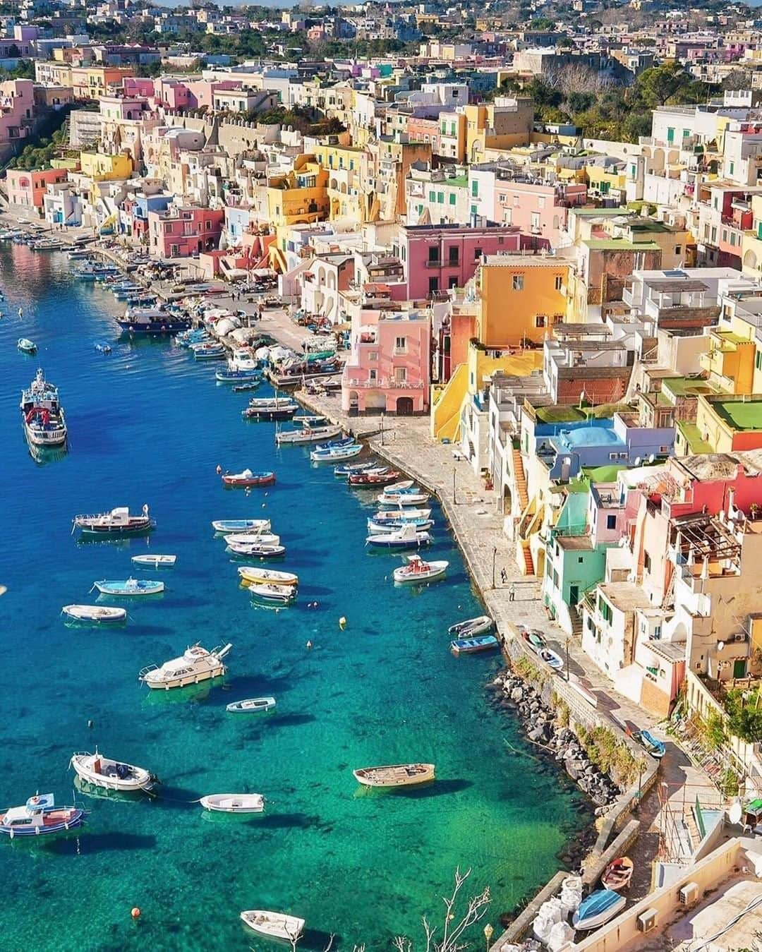 Travel + Leisureさんのインスタグラム写真 - (Travel + LeisureInstagram)「This island off the coast of Naples shimmers in the bay 🌈 #tlpicks courtesy of @pinkines」5月19日 8時05分 - travelandleisure