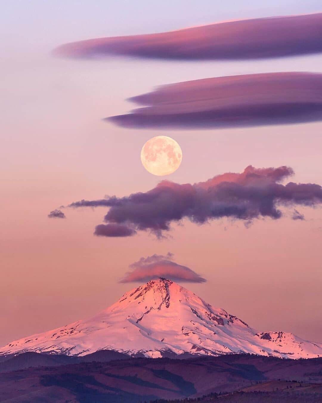 Canon Photographyさんのインスタグラム写真 - (Canon PhotographyInstagram)「A stunning full moon and awesome lenticular clouds captured in Oregon! So stunning!  Photography | @autpops  #oregon #mounthood #pnw #lenticular #fullmoon #magenta #mountains」5月19日 8時14分 - cpcollectives