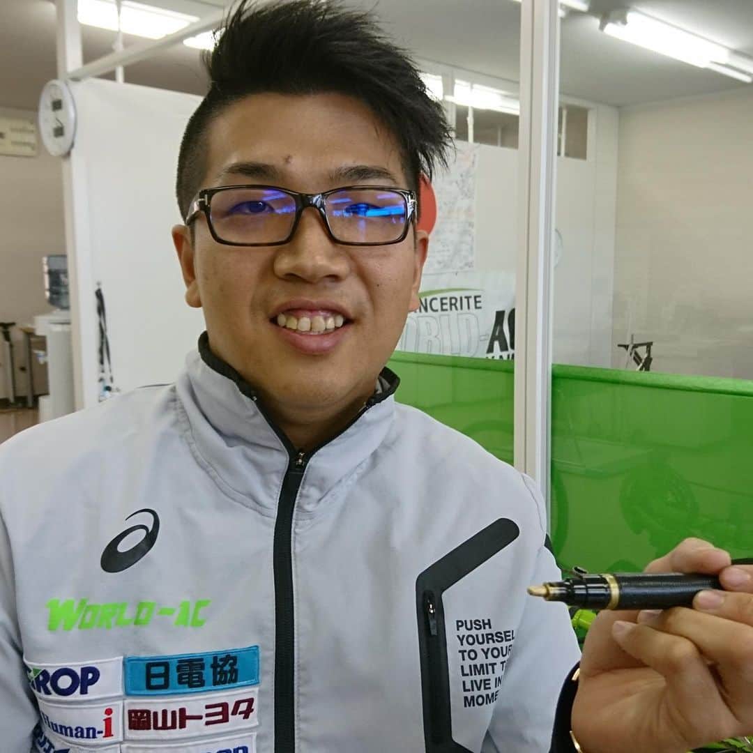 日本テレビ「POWERフレーズ」のインスタグラム：「今夜6:55〜 #車いす陸上 #佐藤友祈 選手  病に侵され21歳から車いす生活になった佐藤選手。  ロンドンパラリンピックを見て、「次のパラリンピックに出たい」という夢を抱きます。 その時から自分に言い聞かせてきたPOWERフレーズを紹介します✨  ナレーターは #卓球 #平野早矢香 さん🏓」