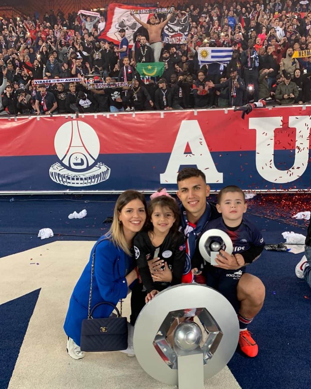 レアンドロ・ダニエル・パレデスのインスタグラム：「Feliz de poder festejar esto con ustedes que son mi vida los amo mis amores ❤️💙🏆😍」