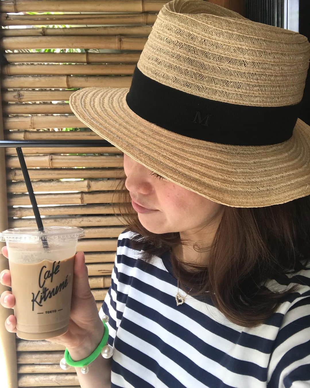 のインスタグラム：「※ Fine day fine latte ✨ . とってもいいお天気に 久しぶりに @cafekitsune に✨ . 美味しかった〜。 . . #coffee #coffeeholic #カフェラテ #cafelatte #アイスラテ #コーヒー好きな人と繋がりたい #cafekitsune #ミオログ #miorincocafe」