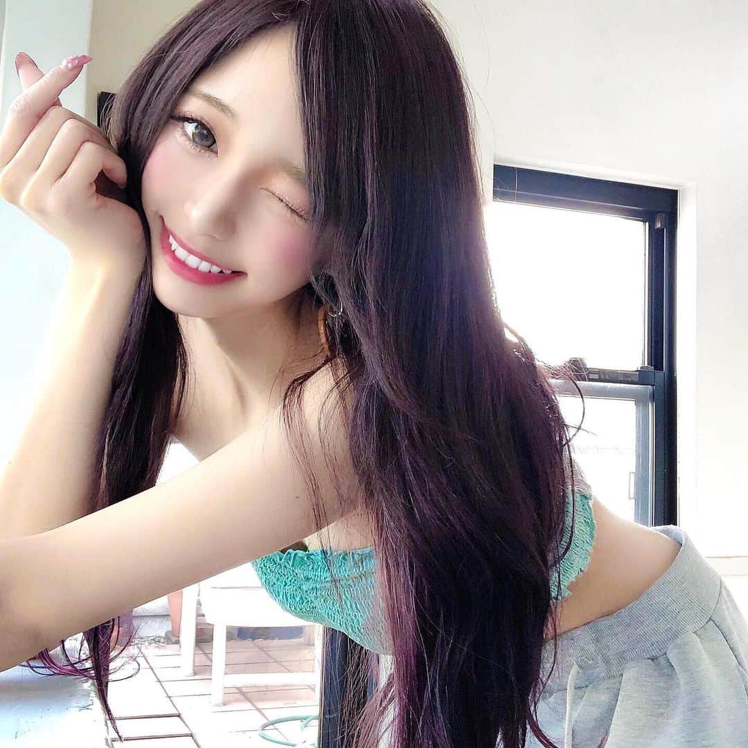 のインスタグラム：「途中お腹減っこましたの気づいた？www 笑顔も歯が白いと何倍も良く見えるよね✨ 私は医療ホワイトニングも行ってるんだけど 併用して使ってるパールホワイトを紹介するね💗普通の歯磨きした後寝る前に使ってるよ🌙💫 ネットで買うのがオススメかな🍒  @pearlwhitepro 🌈  インスタで色んな人が使ってるの見て気になって使って見たけど、 研磨剤を使ってないから、削らずに白くなるのはありがたい😭  #パールホワイトプロ #ホワイトニング #自宅ホワイトニング #笑顔 #歯磨き #ロングヘア #かきあげ前髪 #部屋着 #パープルアッシュ #ラフコーデ」