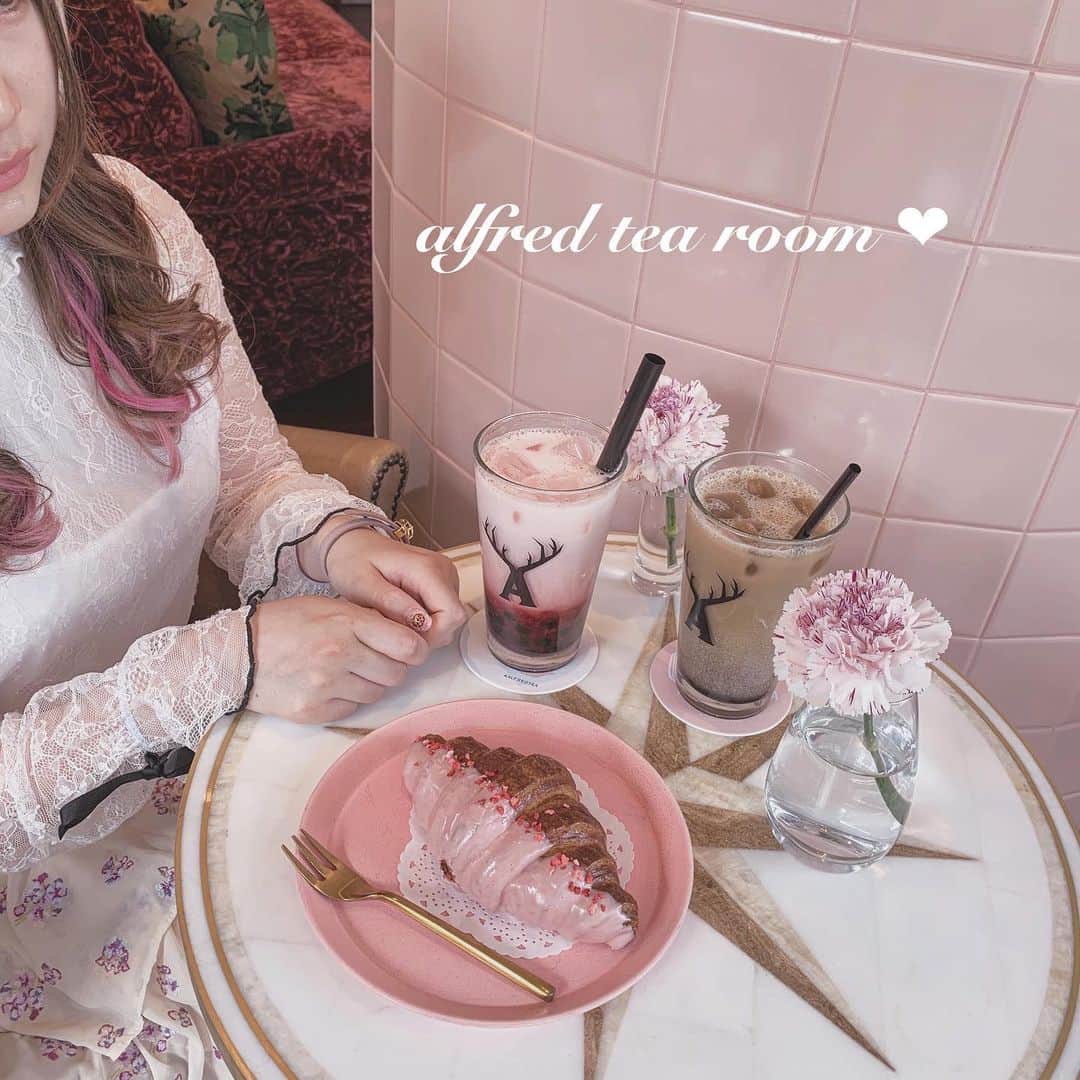 のインスタグラム：「.*⑅︎୨୧┈︎┈︎┈︎┈︎┈︎┈︎┈┈︎┈︎┈︎┈︎┈︎୨୧⑅︎* .  表参道でお茶するなら🦌 📍東京 表参道【ALFRED TEA ROOM】 ㅤㅤㅤㅤ 新宿店は死ぬほど並んでるけど表参道店はすぐ入れるのでおすすめです💗 ピンクだらけですべてが可愛い❤️✨ 私は渋くほうじ茶ラテ🍵 あまあま系はあいにゃん担当🍦 .*⑅︎୨୧┈︎┈︎┈︎┈︎┈︎┈︎┈┈︎┈︎┈︎┈︎┈︎୨୧⑅︎* .  #harajukucafe#tokyocafe#新宿カフェ#渋谷カフェ#tokyotrip#インスタ映えカフェ#インスタ映えスイーツ#フォトジェニックスイーツ#タピオカ#タピオカ巡り#まありんカフェ巡り」
