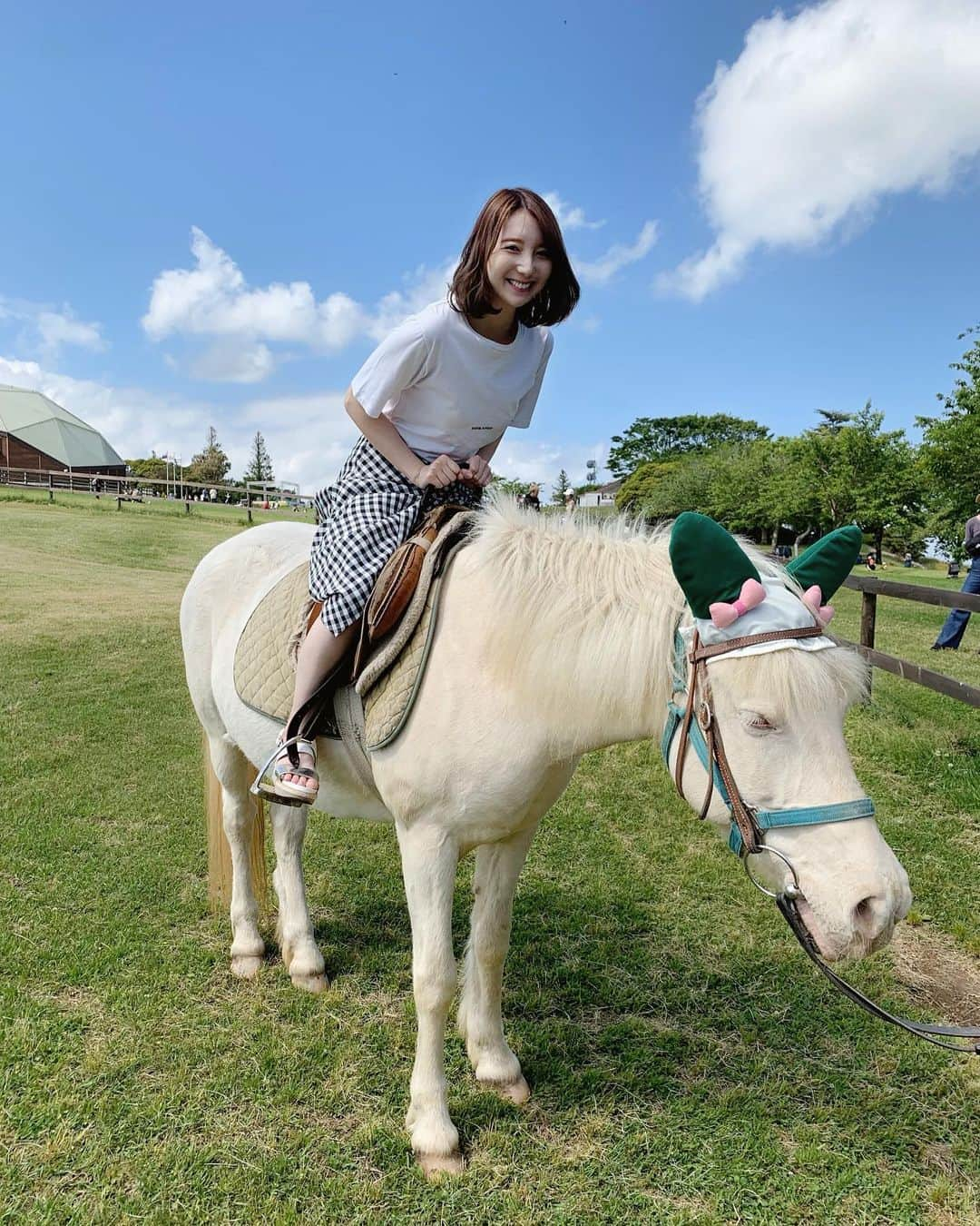 堀みづきさんのインスタグラム写真 - (堀みづきInstagram)「マザー牧場に行ってきたよ🐏🐑💕 動物は癒されますね…✨ #みづかに #遠足 #乗馬 #マザー牧場 #牧場 #ミルクちゃん #🐴」5月19日 17時39分 - mizuki_027