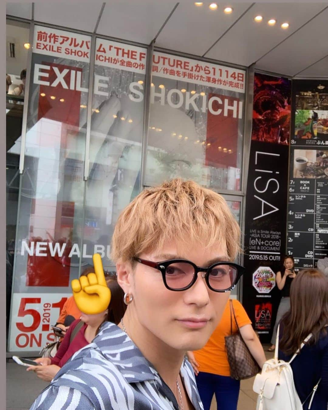 SHOKICHIさんのインスタグラム写真 - (SHOKICHIInstagram)「何年か振りのスクランブル交差点 BIG SHOKICHI がいました🤴🏻 1114 now on sale です🤙 #1114 #underdogg」5月19日 17時43分 - exxxile_shokichi