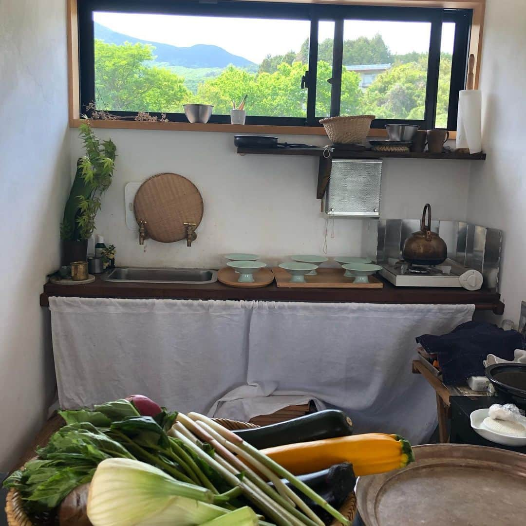 雨宮朋絵さんのインスタグラム写真 - (雨宮朋絵Instagram)「暮らし研究家の飯田佐和子さんの主宰する茨城県八郷町のスタジオ72候へ。 流れる時間も風も素晴らしく心地良くてまるで天国みたい。 ヨガの後にいただいた地元の野菜をふんだんに使った精進料理の美味しさったら！ 素材の持ち味を最大限に活かした佐和子さんのセンスあふれるおもてなしに感動しました。 実は八郷町は母のふるさと。 子供の頃から通った場所がこんな豊かな所だったなんて！ 嬉しい嬉しい発見でした。 心も身体も解放されて軽やかな帰り道。 今日の出会いに心から感謝です。」5月19日 17時55分 - amemiyatomoe