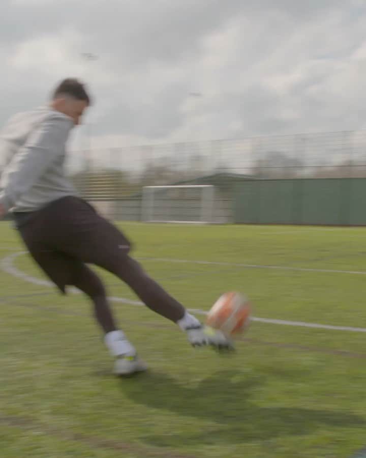 のインスタグラム：「😱🚀 Weak Foot + Top Top Bins = 😍🤩」