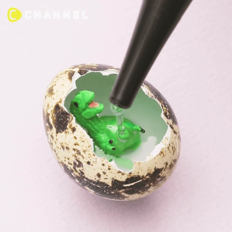 のインスタグラム：「🕵️DIY Jurassic Park World Jar Lid🥚 🕵️世紀の大発見⁉ 小さなジャイアント卵🥚 . 💗Check👉 @cchannel_girls 🎶 💗Follow me👉 @cchannel_artandstudy 🎵 📲C CHANNELのアプリもよろしくお願いします💕 . 【🔎What you need】 ・Quail eggs ・Pick, etc ・water ・Cotton swab ・Mini dinosaur ・UV-LED resin “Hoshi no Shizuku” HARD ・UV light ・A small bottle with a lid ・grass sheet ・bond ・Brown colored powder ・Miniature people, trees . 【🔎Steps】 1. Crack the quail egg with a thin tool, such as a pick, so that the shape of the egg remains and take out the insides and yolk (you can use the insides for cooking, etc.). 2. Wash the shell with clean water, rub inside with a cotton swab, clean and dry it. 3. Cut the miniature dinosaur into the size of the egg and stick it with resin on the inside of the shell. After fixing the dinosaur, the inside of the shell is filled with resin and hardened. 4. Apply bond to the lid of the bottle and stick on the lawn sheet. 5. Bond the color powder with resin and place the egg on it. 6. Decorate the surroundings with mini people and trees, and it’s complete!! . . 大人の子供心をくすぐる、遊び心溢れるDIYです！ . 【🔎用意するもの】 ・うずらの卵 ・ピックなど ・水 ・綿棒 ・ミニチュアの恐竜 ・UV-LEDレジン「星の雫」HARD ・UVライト ・蓋つきの小瓶 ・芝生シート ・ボンド ・模型用カラーパウダー　茶 ・ミニチュアの人、木 . 【🔎作り方】 1.うずらの卵をピックなど細いもので卵の形が残るように割り、中身を取り出す(中身は料理などに使用してください)。 2.殻を綺麗な水で洗い、中を綿棒などでこすって掃除し、乾燥させる。 3.ミニチュアの恐竜を卵に入る大きさに切り、殻の内側にレジンで貼り付ける。恐竜が固定されたら殻の中をレジンで満たして硬化する。 4.瓶の蓋にボンドを塗り、芝生シートを貼り付ける。 5.カラーパウダーをレジンで接着し、その上に卵を置く。 6.周りを人や木のミニチュアで飾って完成!! . 使うたびに楽しい気分になれるデコレーションですよね！ 皆さんもぜひ作ってみてください♡ . ※作業中は手袋の使用、部屋の換気をおすすめします。 ※レジンは高温となりますので取り扱いには十分に注意してください。 . . #dioramaclub#miniatures#giftsforboys#handmadecrafts#dinosaurios#instacrafts#expeditions#resincrafts#resincraft#happychildren#quaileggs#eggart#eggshell#eggshells#miniatureart#miniatureartist#doityourself#egg#dinosaur#diorama#miniature#excavation#miniaturen#kawaii#strangeart#恐竜#ジオラマ#卵#うずらの卵」