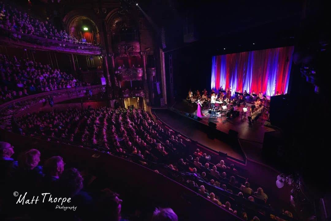 キャサリン・ジェンキンスさんのインスタグラム写真 - (キャサリン・ジェンキンスInstagram)「Wow! London Palladium what a night! We laughed, we cried, we duetted 😜 Thank you for being the most unbelievable audience... 4 standing ovations! 😳 I couldn’t believe what I was seeing! The 10 year old girl who sat in the back row of the upper circle (Seat M41) to watch her very first musical (@schofe in Joseph) would never have thought this night possible! Thank you! 🙏🏼😍 #guidinglighttour」5月19日 18時03分 - katherinejenkinsobe