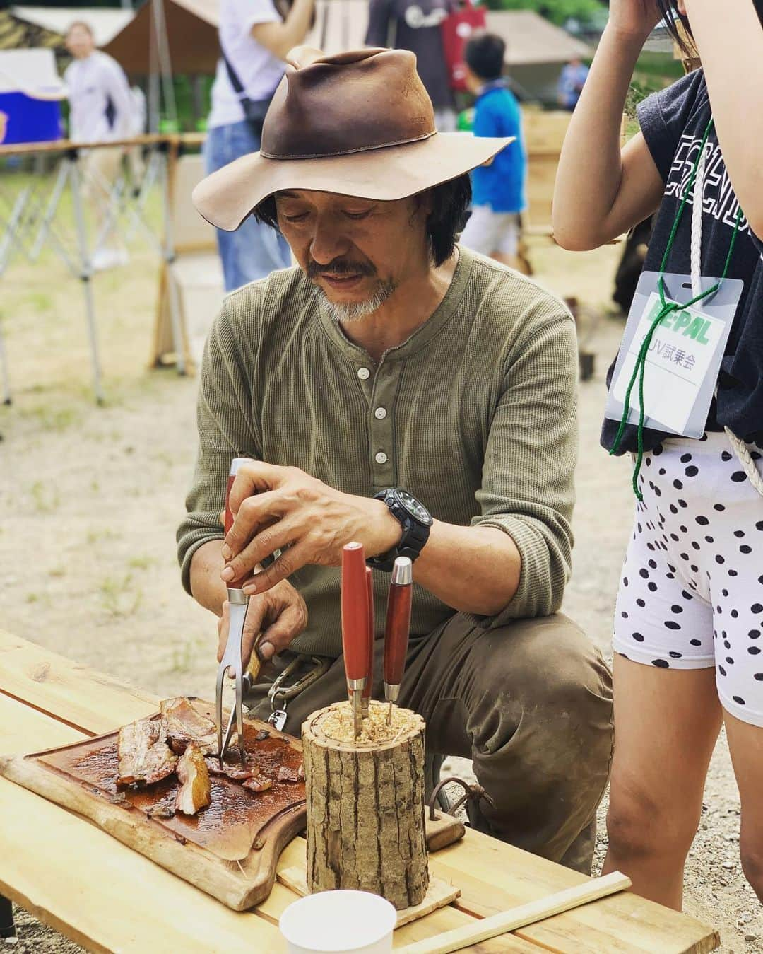 小川りかこさんのインスタグラム写真 - (小川りかこInstagram)「ネイチャークラフト作家の長野修平さんにもお会いする事が出来ました！ 決して真似は出来ないけど、憧れちゃう暮らし🏞 台湾では長野さんの人形が作られている程、大人気！ 長野さんがご用意下さった、熟成されたベーコン🥓もコーヒー☕️もすっごく美味しかった😆‼️ 長野さんとキャンプご一緒したいなぁ🏕  #BEPAL#試乗会#suv#長野修平 さん #アウトドア#outdoor#🚗」5月19日 17時57分 - rikakoogawa