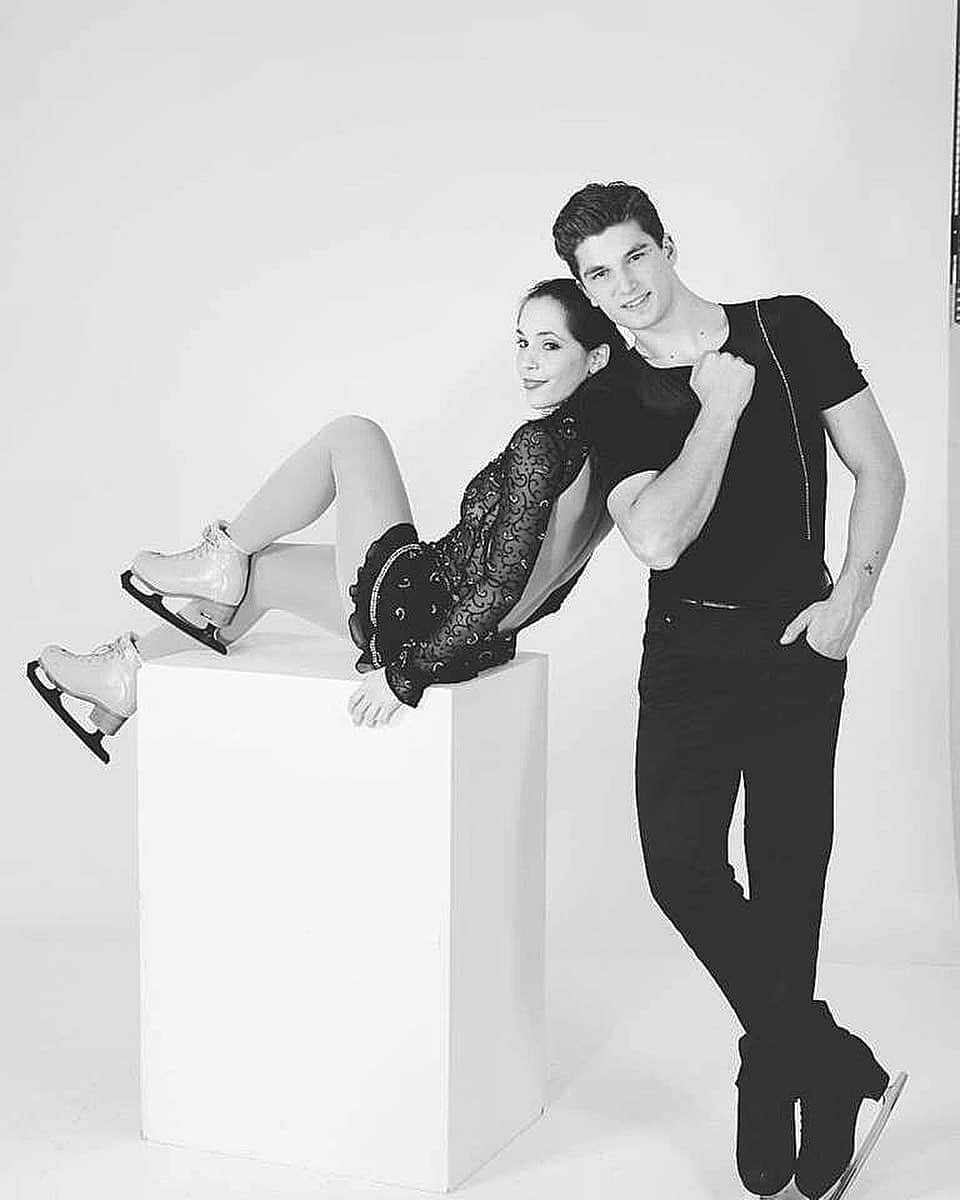 ニコーレ・デラ・モニカのインスタグラム：「Buona domenica a tutti con questa foto risalente a quando io e Matteo abbiamo iniziato a pattinare insieme 🤣🤪💙 Happy Sunday everyone with this one from when we started skating together!!! #happysunday #old #us #pairs #figureskating #dellamonicaguarise #blackandwhite #fiammeoromoena」