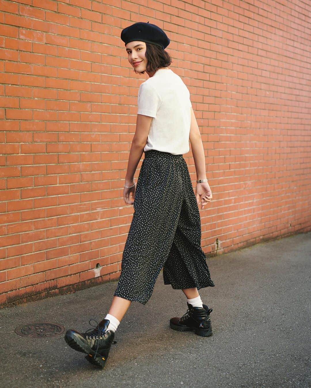 ユニクロさんのインスタグラム写真 - (ユニクロInstagram)「Soaking in the big city energy. @__kana_oya__  #widepants #croppedpants #dots #lifewear #uniqlo #tokyo #streetsnap #ワイドパンツ」5月19日 18時04分 - uniqlo