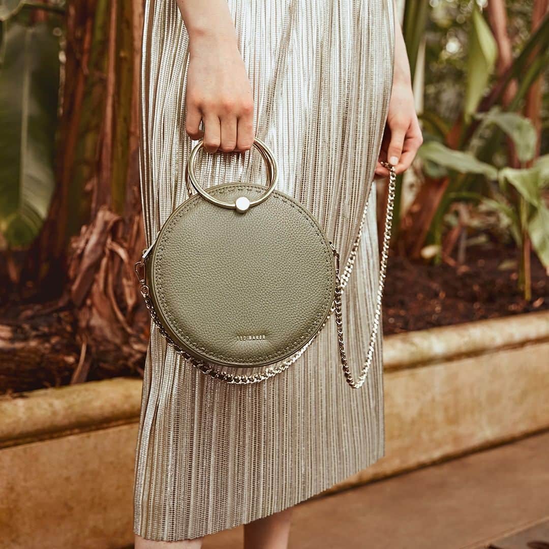 Ted Bakerさんのインスタグラム写真 - (Ted BakerInstagram)「Your look, handled. (Stab stitch circle leather bag: MADDDIE)」5月19日 18時00分 - tedbaker