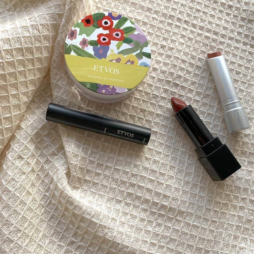 のインスタグラム：「. 大人っぽい花柄デザインのパッケージで持ち運びにもぴったりなミネラルUVパウダー。『ETVOS（エトヴォス） @etvos.jp 』には、ミネラルコスメが豊富に揃っています。ぜひ、チェックしてくださいね！ . MERYでは他にも「かわいい」に近づくさまざまな情報を発信しています。 @mery.beauty コスメ・美容に特化した情報をお届け♡ @mery_spot 話題のカフェやお出かけスポットをご紹介！ こちらもぜひチェックしてみてください！ . . photo by @sapipi22 . #MERY #regram #instagram #cosme #makeup #etvos #rmsbeauty #celvoke #flower #保湿 #花のある生活 #春コスメ #新作コスメ #紫外線対策 #uvケア #花のエトヴォス #花柄 #限定コスメ #赤リップ #口紅 #リップ #ミネラルコスメ #ミネラルパウダー #ミネラルuvパウダー #セルヴォーク #エトヴォス #お洒落 #お洒落さんと繋がりたい #MERY女子 #メリー」