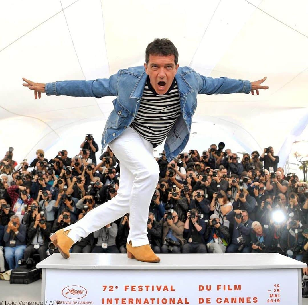 アントニオ・バンデラスさんのインスタグラム写真 - (アントニオ・バンデラスInstagram)「¡Feliz domingo! Happy Sunday! Bon dimanche!  #Repost @festivaldecannes ・・・ Photocall de DOLOR Y GLORIA DOULEUR ET GLOIRE de Pedro Almodóvar 📸 — Photocall of DOLOR Y GLORIA (PAIN AND GLORY) by Pedro Almodóvar 📸 — with Antonio Banderas — #Cannes2019 #Photocall #Competition #AntonioBanderas #DolorYGloria」5月19日 18時00分 - antoniobanderas