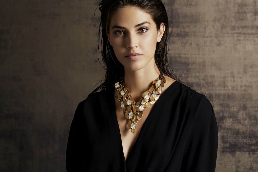 グーセンス パリのインスタグラム：「Leaves necklace from the Tribute to Robert Goossens collection. . . #📸 by @mathieu.bonnin with the beautiful @lea_peillard . . #Goossens #necklace #leaves #rockcrystal #brass #Tribute」