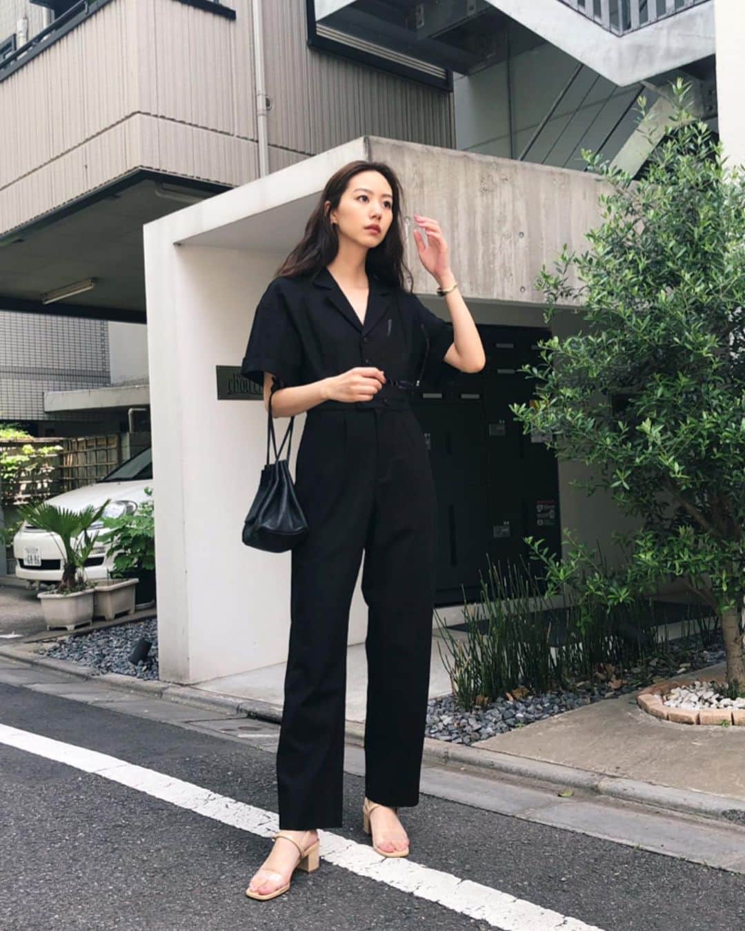 Shiho Sasakiのインスタグラム：「何だか遠くを見ている写真📸笑 リネンコレクションのオールインワンは とにかく綺麗に見えるシルエットにこだわって作ったよ✌️ ハイウエストで脚も長ーく見えるので、ぺたんこのサンダルで履くのもおすすめ🌺 #MOUSSY#MOUSSYSNAP」