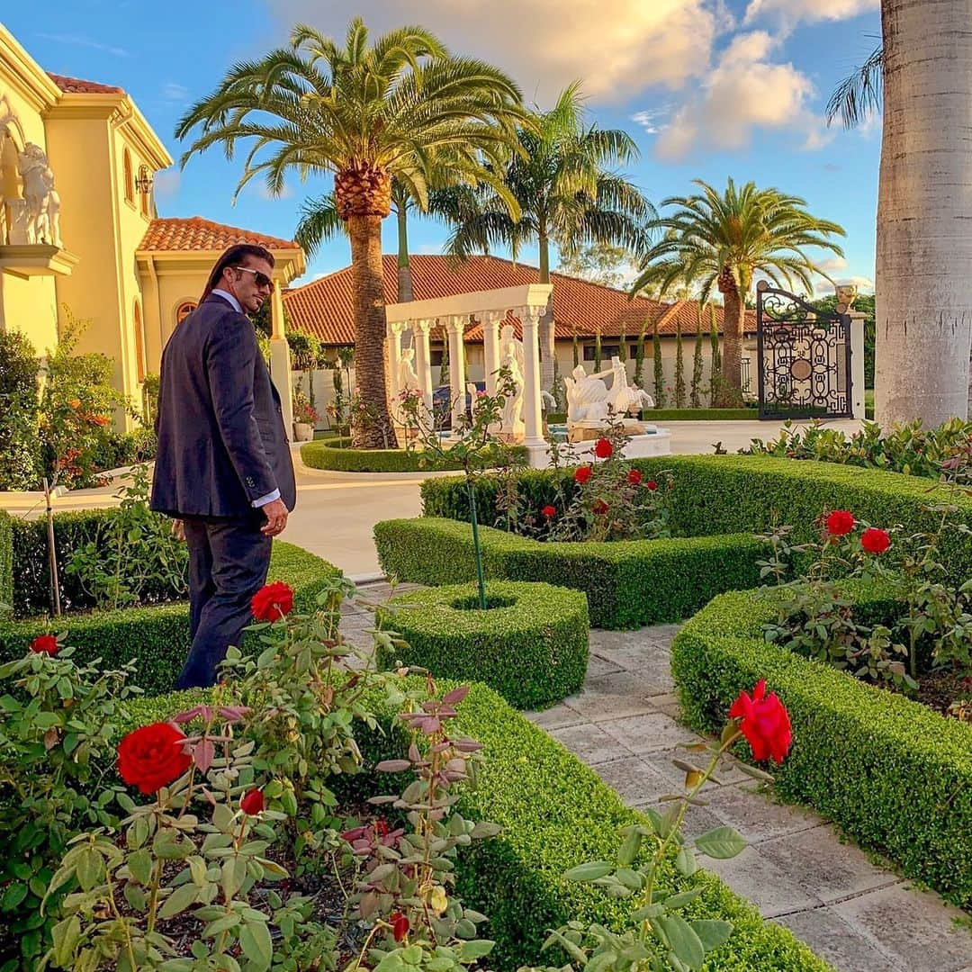 トラバーズ・バイノンのインスタグラム：「In life sometimes you need to stop and smell the roses」