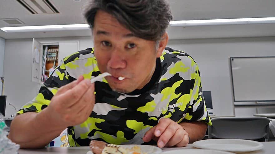 テレビ西日本「Cubetnc」さんのインスタグラム写真 - (テレビ西日本「Cubetnc」Instagram)「きのうの放送後の一コマ。 スポーツＣＵＢＥで解説をしていただいている 池田親興さんが 放送前日にお誕生日を迎えられたということで、 ケーキでお祝いしました！ なんと、池田さん、今年で60歳。 めでたく還暦！ …ということで、 野球のユニフォーム型ケーキ、背番号は60です。 現役時代の背番号じゃなくてごめんなさい！ * チカさん、本当にお誕生日おめでとうございます！！ * #池田親興 #チカさん #還暦 #おめでとうございます #アンクレシーニ #安枝新悟 #橋本真衣 #田久保尚英 #角田華子 #福岡NEWSファイルCUBE #テレビ西日本 #TNC」5月19日 18時02分 - cubetnc