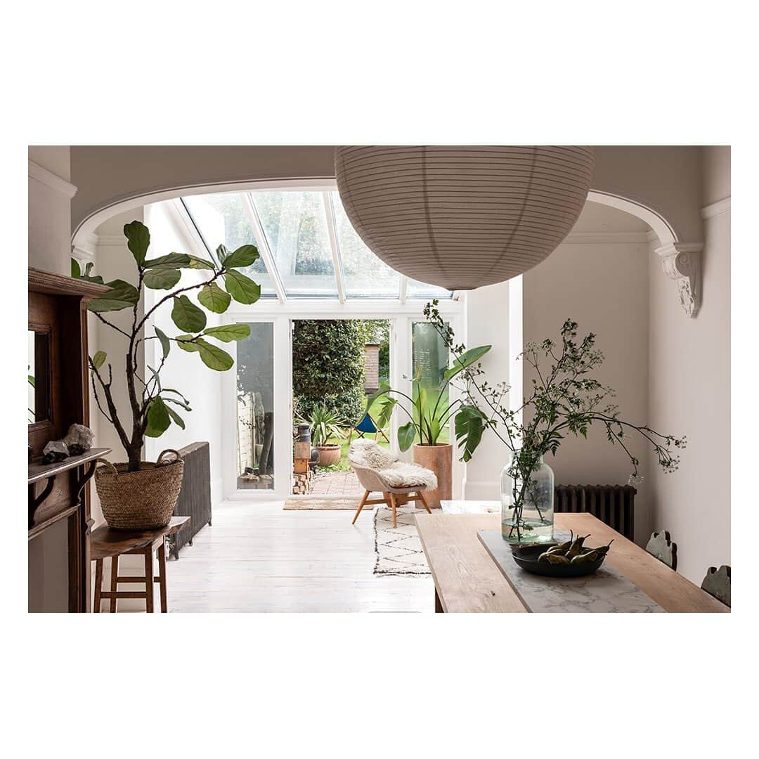 The Modern Houseさんのインスタグラム写真 - (The Modern HouseInstagram)「Wood Craft: an exceptional Arts & Craft home on Woodlands Avenue in east London. Follow the link in our bio to see more.  #eastlondon #interiors #sundaystyle #artsandcraft」5月19日 18時13分 - themodernhouse